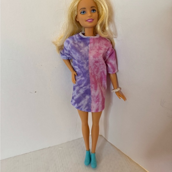 Five Blonde Barbies with all NEW outfits and accessories and storage bags! - Picture 13 of 16